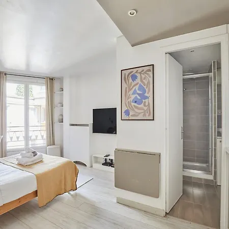 Montaigne Champs Elysees Apartment Paris